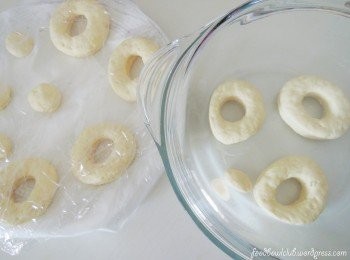 step7: 将擀面棍撒上一些面粉，把面团擀至1公分厚度。然后，利用甜甜圈压模把圆形面团割出，再次封密静置30分钟。