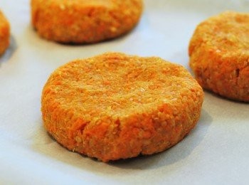 step6: 用手塑形成一直徑約8公分的圓餅，於350℉/180℃烤箱烤20~25分鐘至定型熟成，表面微微上色