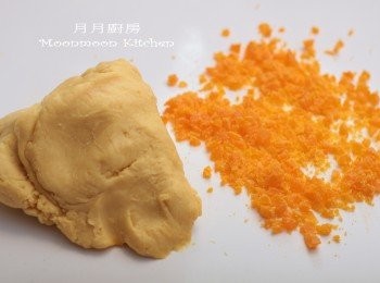 step6: 將咸蛋黃碎加入奶皇餡中搓勻。
