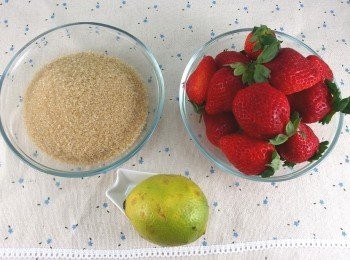 step1: 準備材料。草莓清洗乾淨,檸檬先榨汁備用。