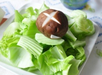 step2: 備料1:將芥菜心洗淨切片狀、一大朵鮮香菇(中間切十字花)