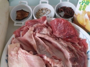 step1: 原舊牛腩汆水洗淨備用,蘿蔔削皮切四舊。