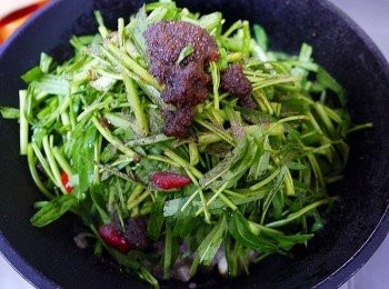 step2: 接著下所有<span class="group_2">調味</span>與<span class="group_3">配料</span>快炒即可