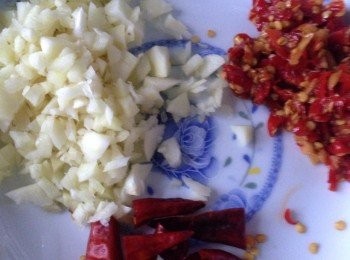 step2: 蒜切末 準備剁椒～