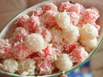 step7: 再將稍涼的湯圓一顆顆均勻沾裹麵包粉