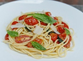 step5: 灑上芝士及幾片羅勒即成！