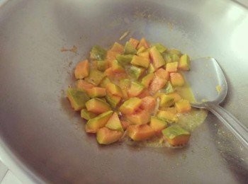 step2: 倒入橄欖油，先熱鍋， 接著放入薑絲爆香，約略1分鐘，等香氣出來，再倒入南瓜，開中火悶鍋15-20分鐘。（看南瓜的厚度與大小而定，蒸10分鐘時，可開蓋確認南瓜可否切塊、 軟），加入少許塩巴再蓋鍋悶至10分鐘等熟；