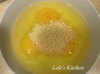 step4: 準備蛋液，一顆蛋加入一平匙的鮮味炒手or鹽
因為燻鮭魚本身就有鹹味，
所以除了蛋以外，我就沒有再多做調味了~