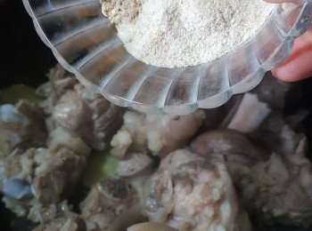 step6: 加入沙薑粉2茶匙,鹽焗雞粉25g,白胡椒粉1茶匙半炒勻