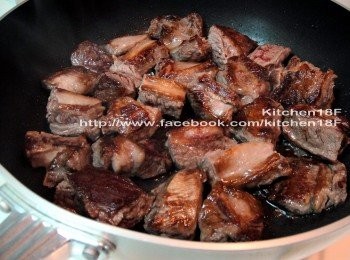 step2: 起鍋(不放油)，擺進牛肉，用「中大火」將表面略煎焦黃，鎖住肉汁，燉煮後口感更棒。(約10分鐘)