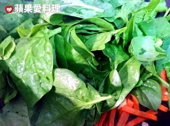 step4: 放入皇宮菜，從鍋邊淋入米酒，蓋上鍋蓋。