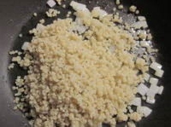 step4: 平底鍋下洋蔥炒香再放蔾麥拌炒後熄火