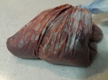 step5: 轉中火, 推開薑蒜干蔥到鍋邊, 中間下南乳壓煎一會, 直到南乳香味變濃, 下一碗清水, 繼續按壓南乳至煮開