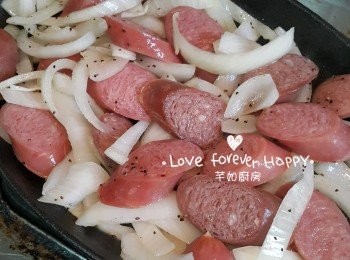 step4: 放鐵板於明火上, 用筷子兜炒至洋蔥條軟身及腸仔轉金黃