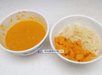 step4: 芒果起肉，一半切丁，一半用攪拌機拌成滑漿。柚子起肉，撕成小塊。