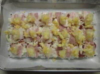 step2: 放上培根及鳳梨,再鋪一層焗烤專用起司絲