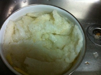 step1: 將爆沙魚肚浸泡入加了薑片的熱水當中至完全吸水變軟後，剪去尾端硬的地方，其間不斷擠壓換水直至沒有腥味為止