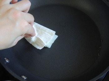 step3: 在不沾平底鍋上倒入少許油，用廚房紙塗勻。離火加入麵糊漿，快手搖成大薄餅，放回爐火上燒大約1分鐘後薄餅皮的四邊會自然翹起。