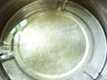 step2: 將吉利丁片撕成小片放入冰水中泡約3-5分鐘泡軟。