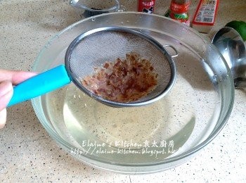 step6: 待3分鐘後將昆布盛起 , 其餘的用隔篩隔去木魚花 , 將昆布木魚清湯倒回煲內備用
