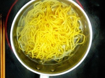 step4: 燒沸一鍋水，下油麵大火煮30秒，隔水備用