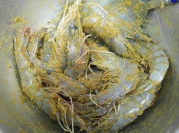 step1: 將蝦子清洗乾淨後開背去腸泥~~ 將其他材料一同加入後拌勻醃約20分鐘^^