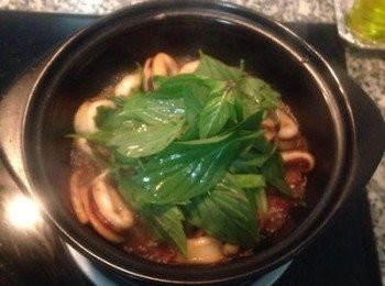 step4: 將炒鍋裡的材料全部倒入已加熱的砂鍋中，蓋鍋大火燒約3分鐘，開蓋拌勻略收汁後將辣椒、蔥段、九層塔下鍋後再蓋起來，燒個30秒即可上菜。備留幾片九層塔開蓋後擺上裝飾用。