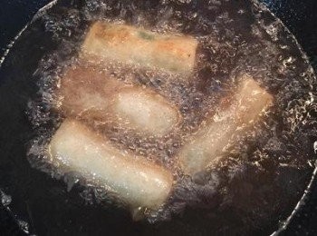 step8: 炸春捲，不需解凍，先用中低油溫約160度開始炸，春捲下去時只有邊邊會起小泡泡的狀態，中小火慢慢炸，期間要翻動，直到表面出現金黃色，就可轉大火逼油，等春捲整個金黃酥脆時就可起鍋瀝油，吃時要小心燙，沾蕃茄醬很搭喔～