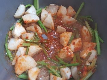 step4: 加入<span class="group_2">調味料</span>拌勻，炆煮一會。