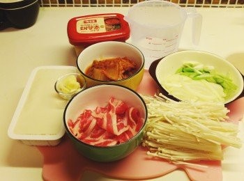 step1: 金菇去根洗乾淨, 蔥蒜切好備用