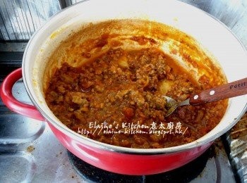 step6: 1小時後加入少許鹽及黑胡椒碎拌勻調味 , 熄火蓋上蓋焗30分鐘成肉醬