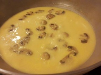 step3: 用一小盒雞湯加兩碗水煮蘑菇，加少少鹽和糖及白胡椒粉，放入三片片裝cheddar cheese, 攪拌，準備生粉水，打芡