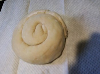 step6: 然後將長條麵糰再捲起, 靜置10分鐘.