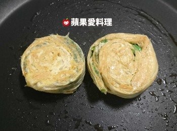 step10: 待底部呈金黃色時（約2分鐘），開鍋蓋，翻面續煎。