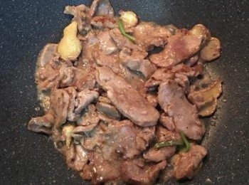 step3: 下肉片煎炒，用鹽和香菇精調味；
