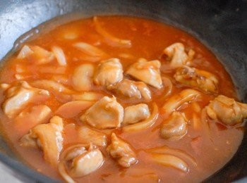 step4: 然後下所有<span class="group_2">蕃茄醬</span>汁的材料，煮沸後轉小火，然後下茨（1茶匙粟粉＋2湯匙水），煮至醬汁濃稠，盛起備用