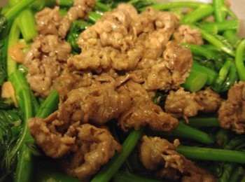 step3: 聞到香味落芥蘭加三湯匙蝦米水再加魚露和糖,待水份差不多收乾下牛蓋蓋。