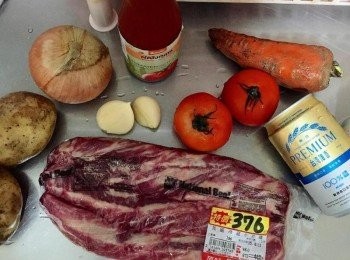 step1: 牛肋條切塊熱水先燙過去血水，紅蘿蔔和馬鈴薯番茄洋蔥切塊，大蒜切大片，蔥切段