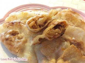 step3: 熱油鑊煎香餃子，加少許水然後蓋上蓋焗大約2分鐘，開蓋後繼續煎至乾身便可以