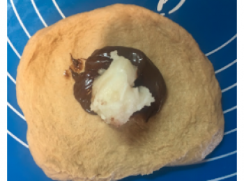 step11: 壓開粉團，先放榛子醬，再放白玉，收圓。
發酵大至一倍。