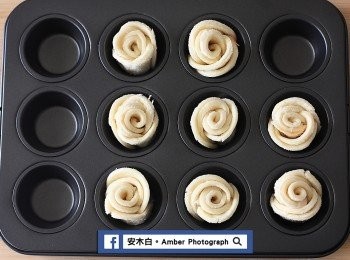 step5: 將玫瑰花吐司，放入烤盤中，塗抹些許奶油在吐司花瓣上，放入已預熱200度C 的烤箱中，約烤10分鐘左右，待吐司花瓣上色即可。