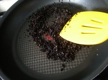 step2: 用白鑊炒乾及炒香