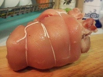 step3: 把已經分開好的豬手捲好，然後用料理繩/棉繩將豬手卷紮實