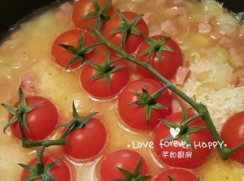 step3: 把浸透的白米連米水加進平底鑊, 放入車厘茄, 下海鹽調味