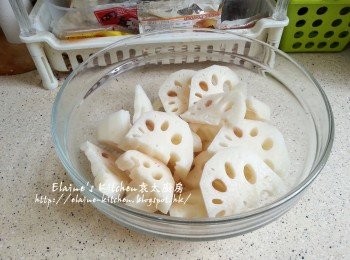 step2: 馬蹄去皮洗淨 , 蓮藕去皮切厚片