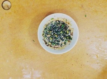 step6: 這時我們可以做<span class="group_2">醬汁</span>，
薑去皮磨蓉，蔥洗淨去根部再切粒
除了蒜蓉和油，其他都全加在一起拌勻