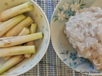 step1: 香茅切去上段，下段略拍助出味。蝦去殼去腸，以生粉磨擦，冲洗印乾。用刀拍扁，加入鹽，胡椒和雞粉。剁完撻至起膠，加入1.5湯匙粟粉水，攪拌，放入雪櫃最少1小時