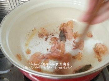 step2: 煲內加入少許油燒熱 , 將蝦頭蝦殼爆香