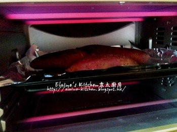 step5: 焗盤放上錫紙 , 放入蕃薯再入焗爐 , 上下火250C焗45分鐘