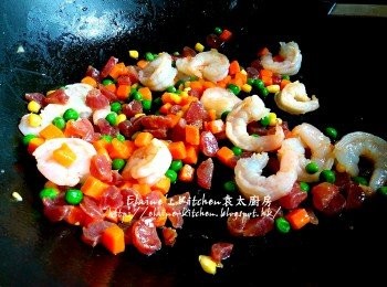 step9: 原鑊再爆香臘腸粒出油後 , 加入雜豆及蝦仁拌炒至蝦仁轉色 , 又盛起備用